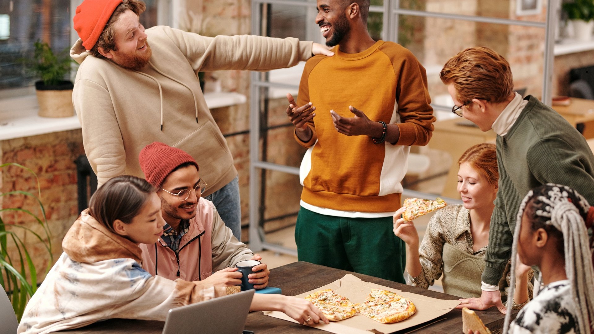 Grupo multirracial comiendo