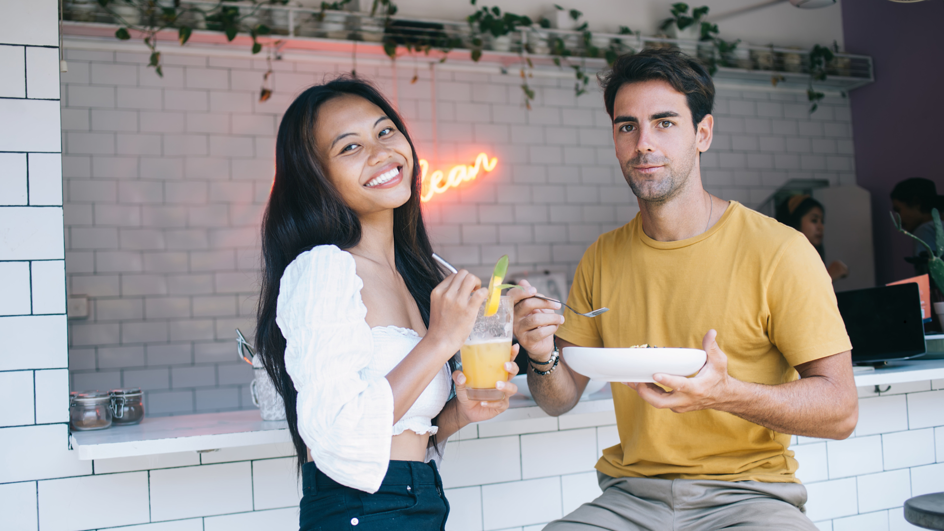 Pareja multirracial comiendo